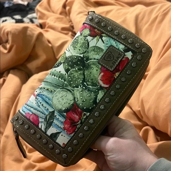 Ariat Women's Cactus Floral Wallet. LIKE NEW. - Picture 5 of 5